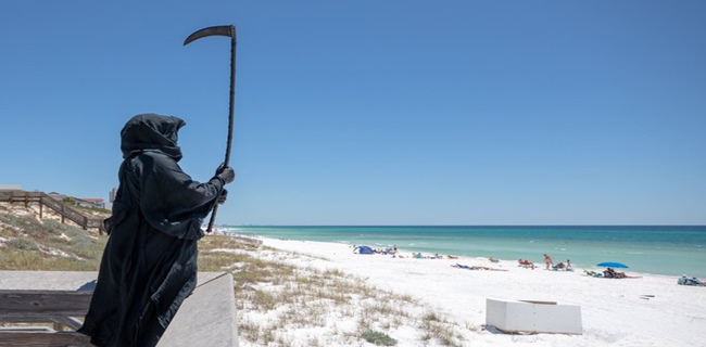 Ada Pengacara Pakai Kostum Malaikat Maut Di Pantai Florida, Ingatkan Warga Soal Bahayanya Virus Corona
