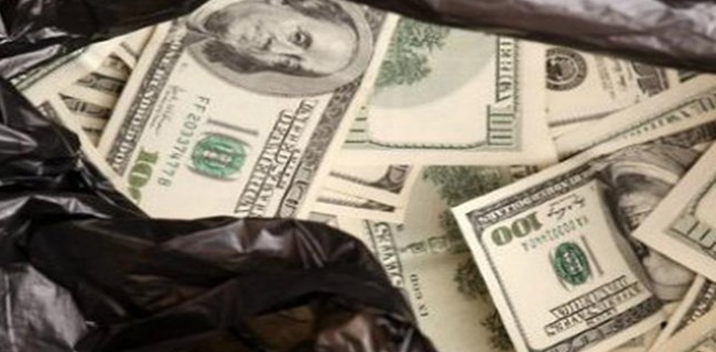 Jalan-jalan Di Tengah Pandemik, Keluarga Ini Temukan Uang Satu Juta Dolar AS Di Dalam Kantung Plastik