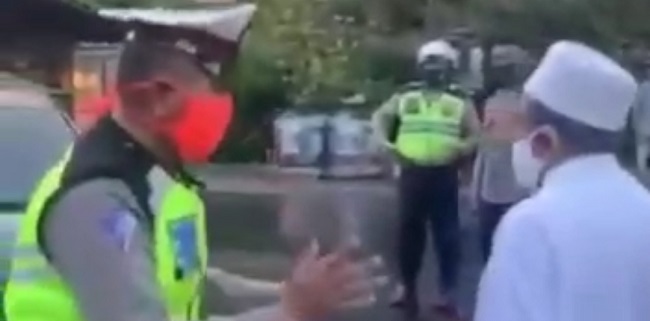Viral Pria Bergamis Cekcok Dengan Petugas PSBB Surabaya, Trunoyudo: Petugas Sudah Mengimbau Dengan Sabar