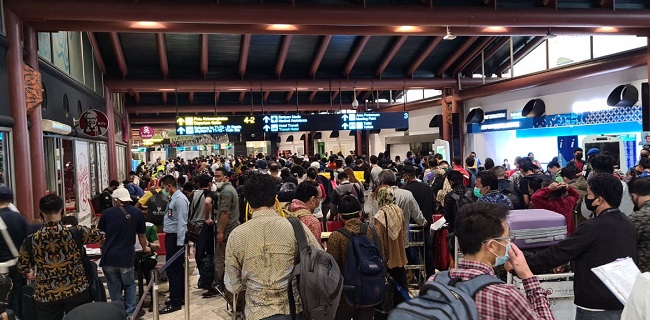 Terminal 2 Bandara Soekarno-Hatta Penuh Sesak, Alvin Lie: Horor, <i>Social Distancing Opo Iki?</i>