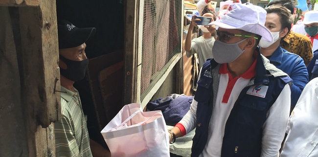 Bantu Warga Miskin Juga Mahasiswa Perantau, Sandiaga Dan Relawan Jokowi Blusukan Sebar 1.000 Paket Sembako