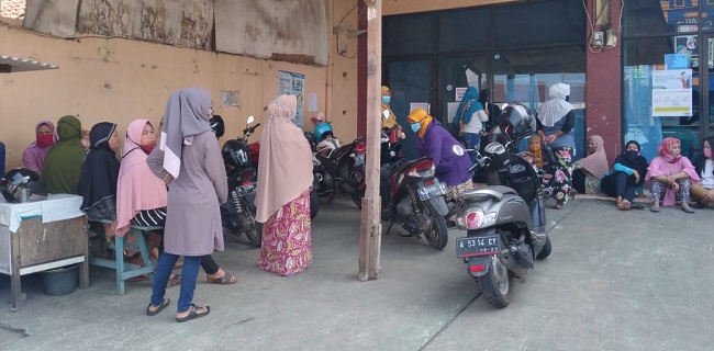 Kecewa Distribusi Bansos, Puluhan Emak-emak Datangi Kantor Dinsos Kota Serang