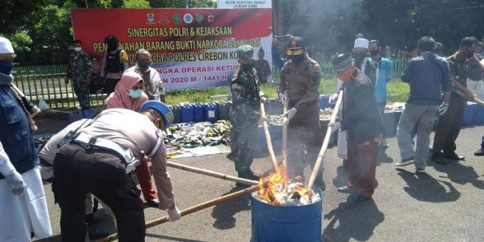 Jelang Idul Fitri, Polres Kota Cirebon Musnahkan Miras Dan Narkotika