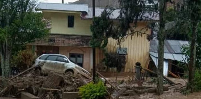 Banjir Aceh Tengah, Air Kecokelatan Bawa Puing Kayu Dan Terjang Kampung Paya Tumpi
