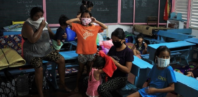 Berdesak-desakan Di Pusat Evakuasi, Topan Vongfong Bikin 140 Ribu Warga Filipina Terancam Covid-19