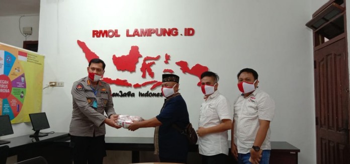 Polda Lampung Bagikan Masker Merah Putih Untuk JMSI