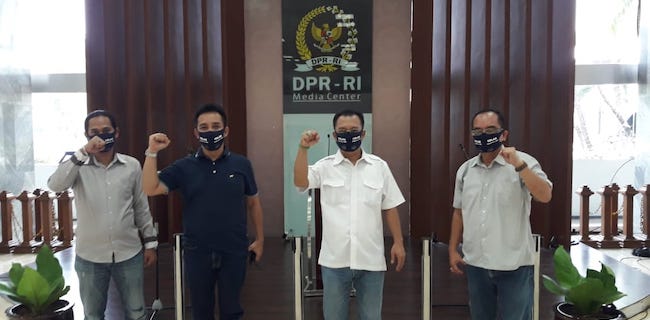 Aktivis ProDEM Masuk Gedung DPR Tolak Perppu Corona