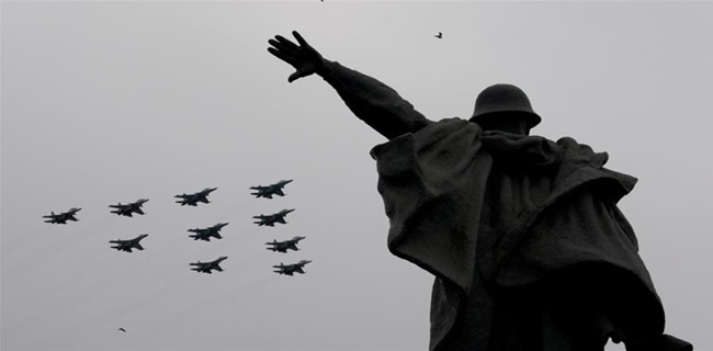 Parade Udara di Lapangan Merah Moskow Menandai Hari Kemenangan Rusia