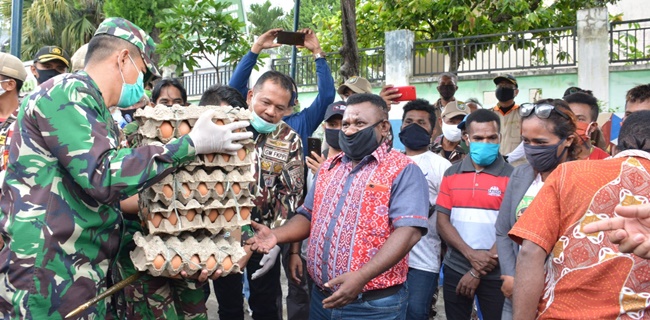 TNI, Polri Dan Relawan Salurkan Bantuan Bagi Mahasiswa Papua Yang Tidak Mudik