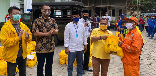 Berbagi Kepedulian, Fraksi Golkar DPRD DKI Bagikan Sembako Untuk Petugas PJLP Di Kecamatan Menteng
