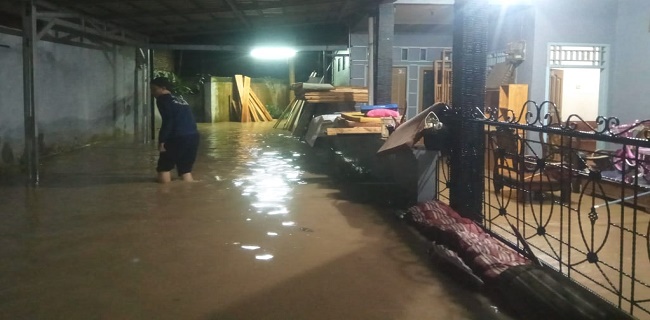 Hujan Seharian, Sejumlah Wilayah Di Kota Serang Digenang Air Hingga 1 Meter