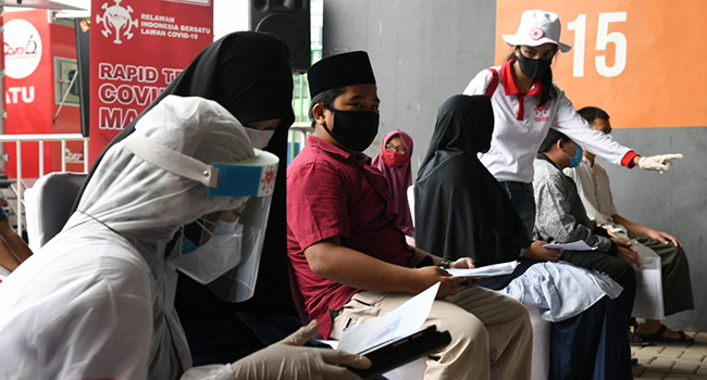 Sandiaga Uno Bersama Relawan Gelar Rapid Test Untuk Santri Pondok Pesantren Gontor