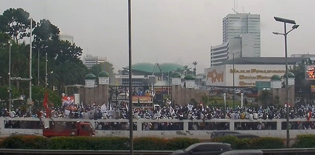 Sebagian Besar Massa Aksi Tolak RUU HIP Tetap Bertahan Meski Diguyur Hujan Deras