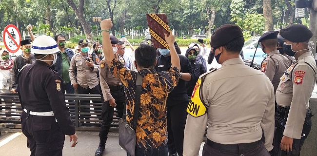 Gugat UU Corona Ke MK, Puluhan Aktivis ProDEM Teriakan Yel-Yel 'Turunkan Jokowi'