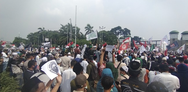 Desakan Sidang Istimewa Untuk Lengserkan Jokowi Menggema Di Depan Gedung DPR RI