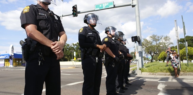 'Back The Blue' Dukungan Moril Untuk Polisi Pasca Kerusuhan AS
