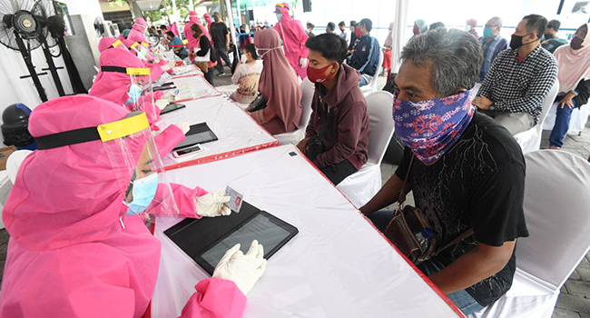 Warga Surabaya Antusias Ikut Rapid Test Massal BIN