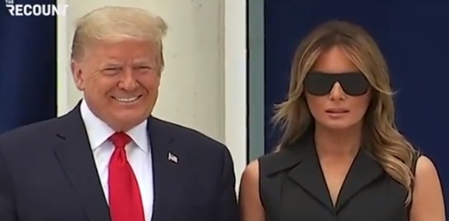 Trump Kepada Istrinya Dalam Sesi Foto: Bisakah Kamu Tersenyum?