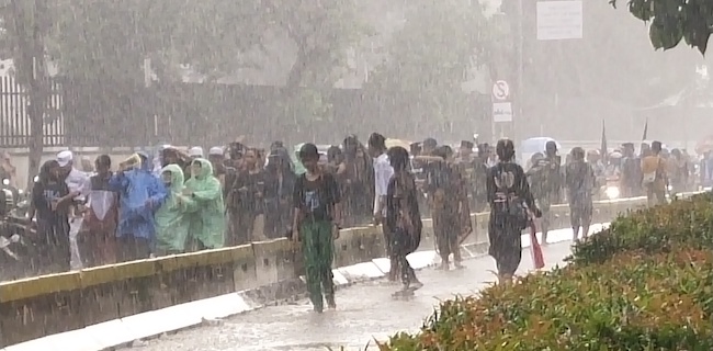 Hujan Turun, Demonstran Penolak RUU HIP Mulai Bubarkan Diri