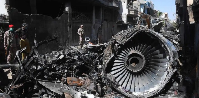 Pilot Asyik<i> Ngobrol</i> Soal Virus Corona Sebelum Kecelakaan Pesawat Di Pakistan