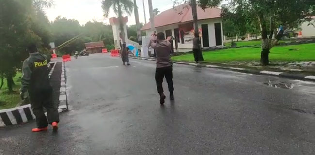 Beredar Video Seorang Pembawa Payung Menerobos Markas Polisi Sambil Teriak Takbir