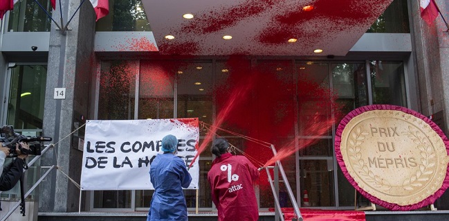 Gambarkan Darah Petugas Medis, Pengunjuk Rasa Semprot Cat Merah Ke Kantor Kemkes Prancis