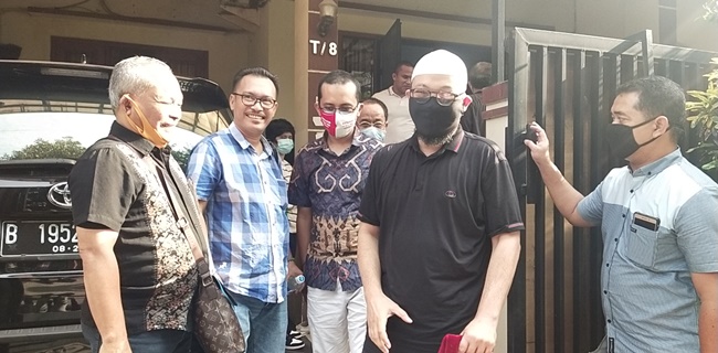 Aktivis Sambangi Rumah Novel, Iwan Sumule: Kami Akan Perjuangkan Keadilan Yang Sudah Hilang<i>!</i>