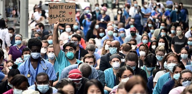 Dengan APD, Petugas Medis Ikut Protes Di AS: Saya Juga Memerangi Virus Rasisme