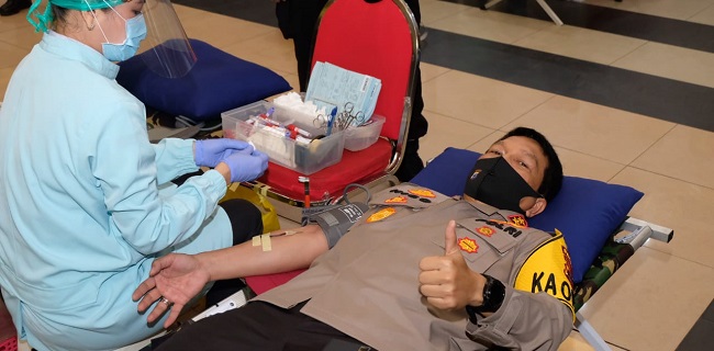 Sambut HUT Bhayangkara Ke-74, 177 Personel Polda Kalsel Donorkan Darahnya