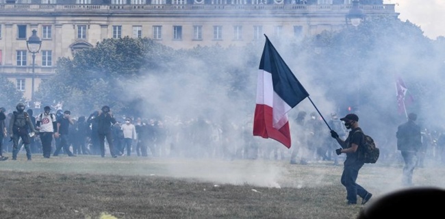 Paris Ricuh, Demo Tenaga Medis Yang Tuntut Kenaikan Upah Diamankan Polisi