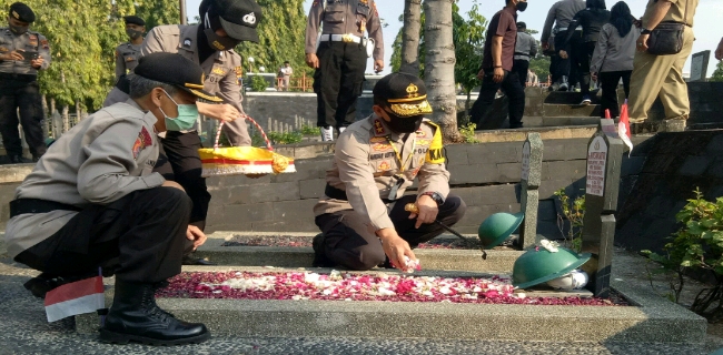 Jelang HUT Bhayangkara, Kapolda Jateng Tabur Bunga Di TMP Giri Tunggal