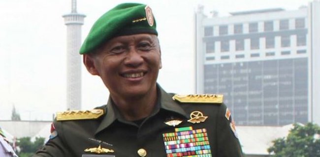 TNI AD Kibarkan Bendera Setengah Tiang Tanda Penghormatan Untuk Pramono Edhie