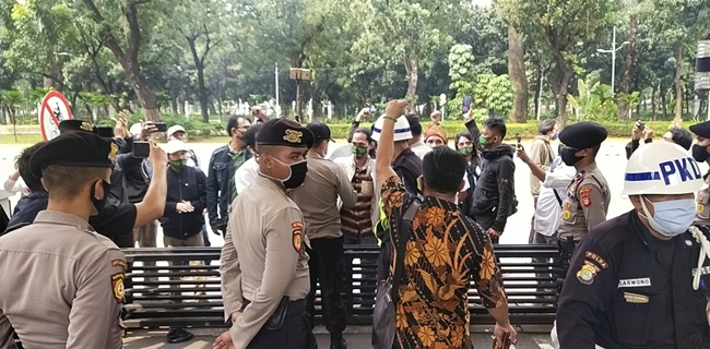 Makna Yel-Yel 'Turunkan Jokowi' Di MK, Iwan Sumule: Jokowi Tidak Beri Solusi Untuk Rakyat