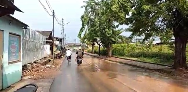 Warga Ngeluh, Proyek Perumahan Bikin Becek Jalan Sepanjang KH Aseni Kalideres