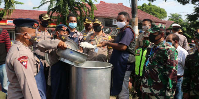 Libatkan Warga Papua, Polrestabes Semarang Dirikan Dapur Umum Bagi Masyarakat Terdampak Pandemik