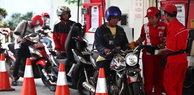 Siap-siap, Pengguna Sepeda Motor Akan Diminta Turun Saat Isi BBM