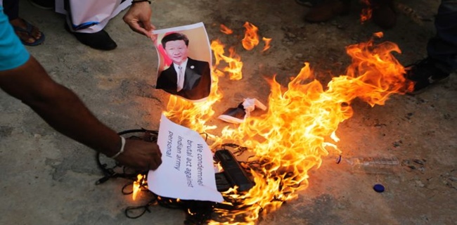 India Luapkan Kemarahan Atas Bentrokan Di Perbatasan Dengan Membakar Foto Presiden China Xi Jinping