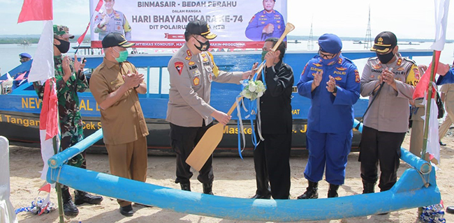 Kapolda NTB Ubah Rakit Dari Gabus Jadi Perahu Kayu Untuk Anak SD Di Lombok Timur