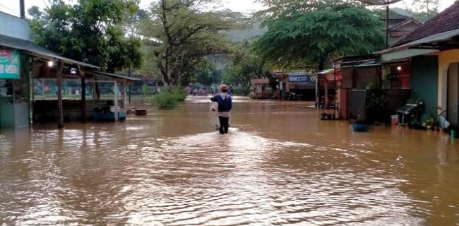 Dilanda Hujan Deras, Jalan Penghubung Di Kecamatan Rancah Terputus
