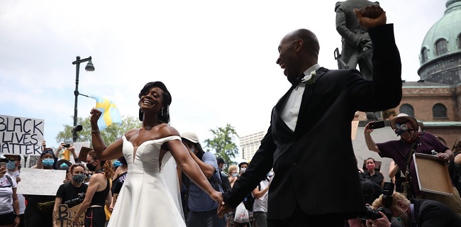 Usai Menikah, Pasangan Ini Ikut Aksi Protes Anti-Rasisme Di Philadelphia