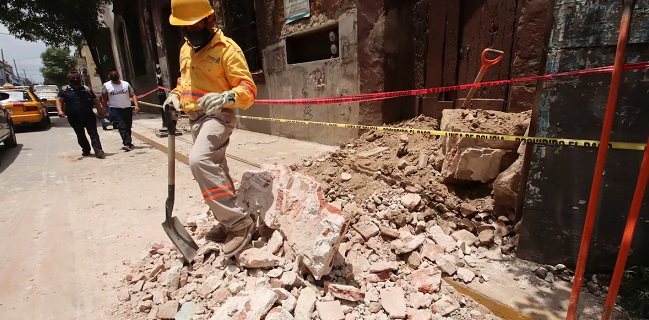 Usai Diguncang Gempa Berkekuatan 7,4 M, Jalanan Di Meksiko Terputus