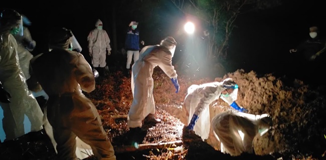 Mensos Terenyuh Pemakaman Jenazah Covid-19 Hanya Berbekal Lampu Senter Saat Malam