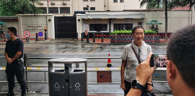 Kepergian Diplomat AS Dari Konsulat Di Chengdu Jadi Tontonan Menarik Warga