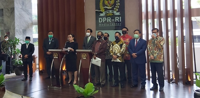 Didampingi Prabowo Hingga Tito, Menko Mahfud Serahkan Tiga Dokumen