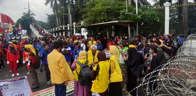 Aksi Mahasiswa Di Gedung DPR: Rezim Jokowi Jadikan Corona Momentum Ekspolitasi Rakyat