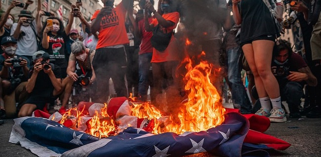 Marah Dengan Pidato Hari Kemerdekaan Trump, Ratusan Pengunjuk Rasa Bakar Bendera AS