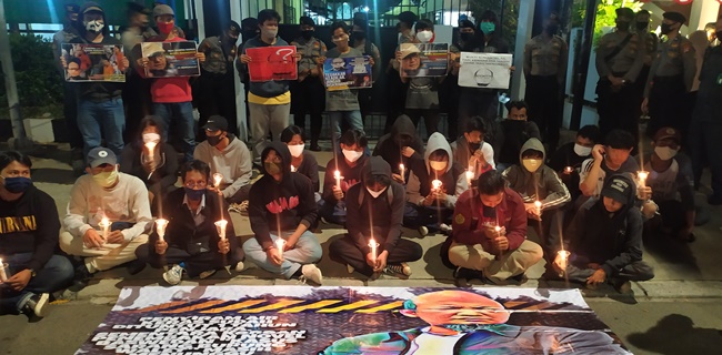 Vonis Kasus Air Keras Masih Berlangsung, Sekelompok Massa Gelar Aksi Nyalakan Lilin Di Depan Pengadilan