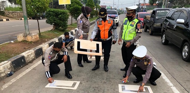 Mirip MotoGP, Marka <i>Physical Distancing</i> Pengendara Motor Kreasi Polda Banten