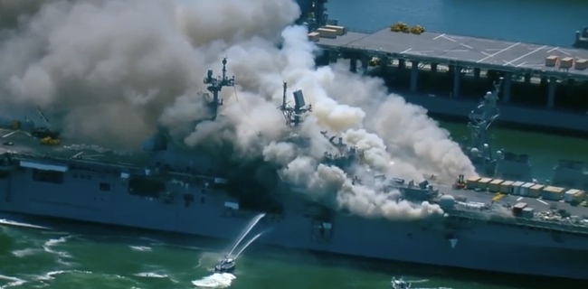 Kapal Perang AS Di Pangkalan San Diego Terbakar, 18 Pelaut Dilarikan Ke Rumah Sakit