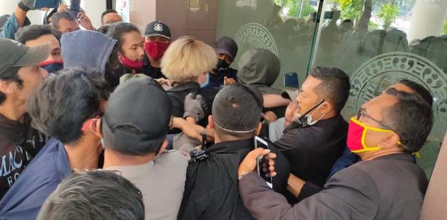 Demo Mahasiswa Unair Tuntut Penurunan UKT Berujung Ricuh